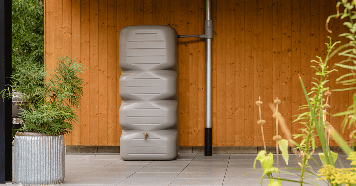 une vue d'un récupérateur d'eau de pluie réservoir cubus Sotra'O installé sur la terrasse d'une maison dans les hauts-de-france